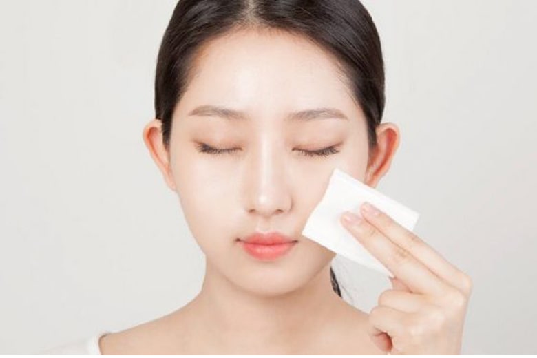 Sử dụng nước tẩy trang chăm sóc da mặt